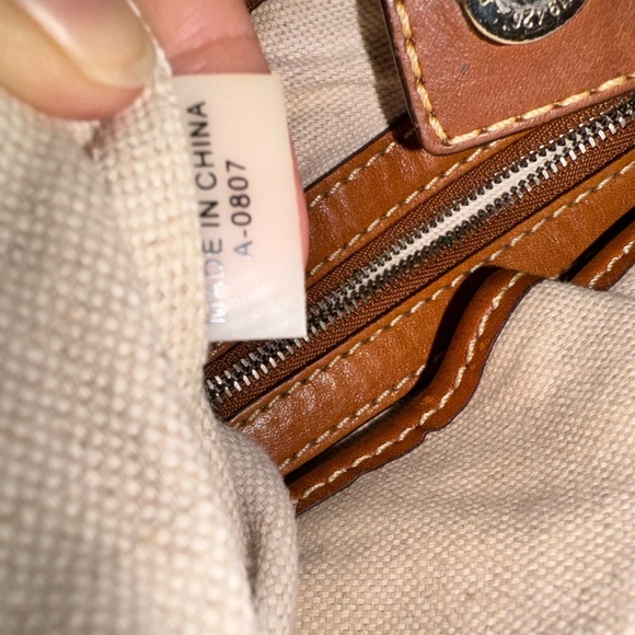 Authentic Michael kors bag, some signs of used and color fade - Picture 4 of 6